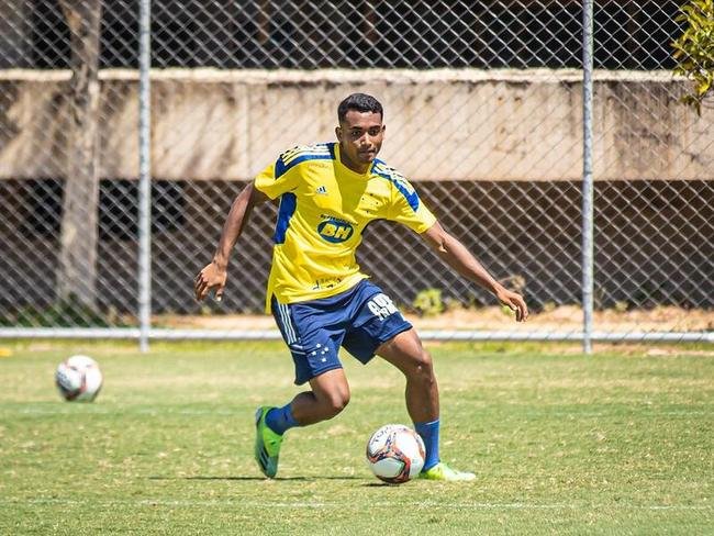 Cruzeiro estreou camisa de treino amarela durante atividade neste domingo (28/03)