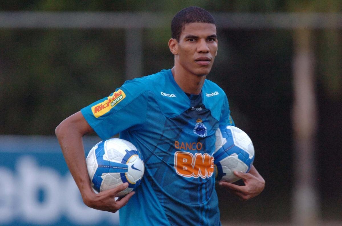 Contratado pelo Cruzeiro em 2009, Leonardo Silva se notabilizou por ser um zagueiro-artilheiro. Em 73 partidas pela Raposa, marcou 11 gols. Em junho de 2010, sofreu leso no ligamento cruzado anterior do joelho direito e precisou passar por cirurgia. No fim do ano, o defensor foi comunicado pela direo celeste de que no teria o contrato renovado. Leonardo, ento, acertou com o Atltico.