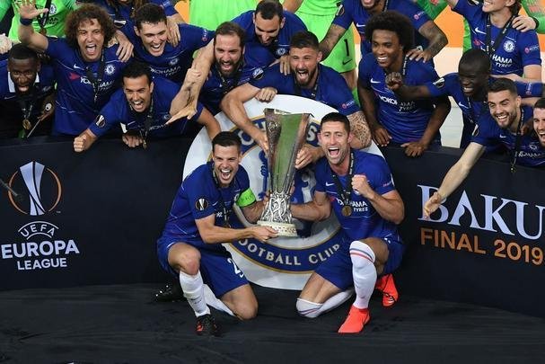 Com direito a um show de Hazard no segundo tempo, quando o craque belga marcou dois gols e ainda deu assistncia para Pedro balanar as redes, o Chelsea goleou o Arsenal por 4 a 1, nesta quarta-feira, no estdio Olmpico de Baku, no Azerbaijo, e conquistou o seu segundo ttulo da Liga Europa