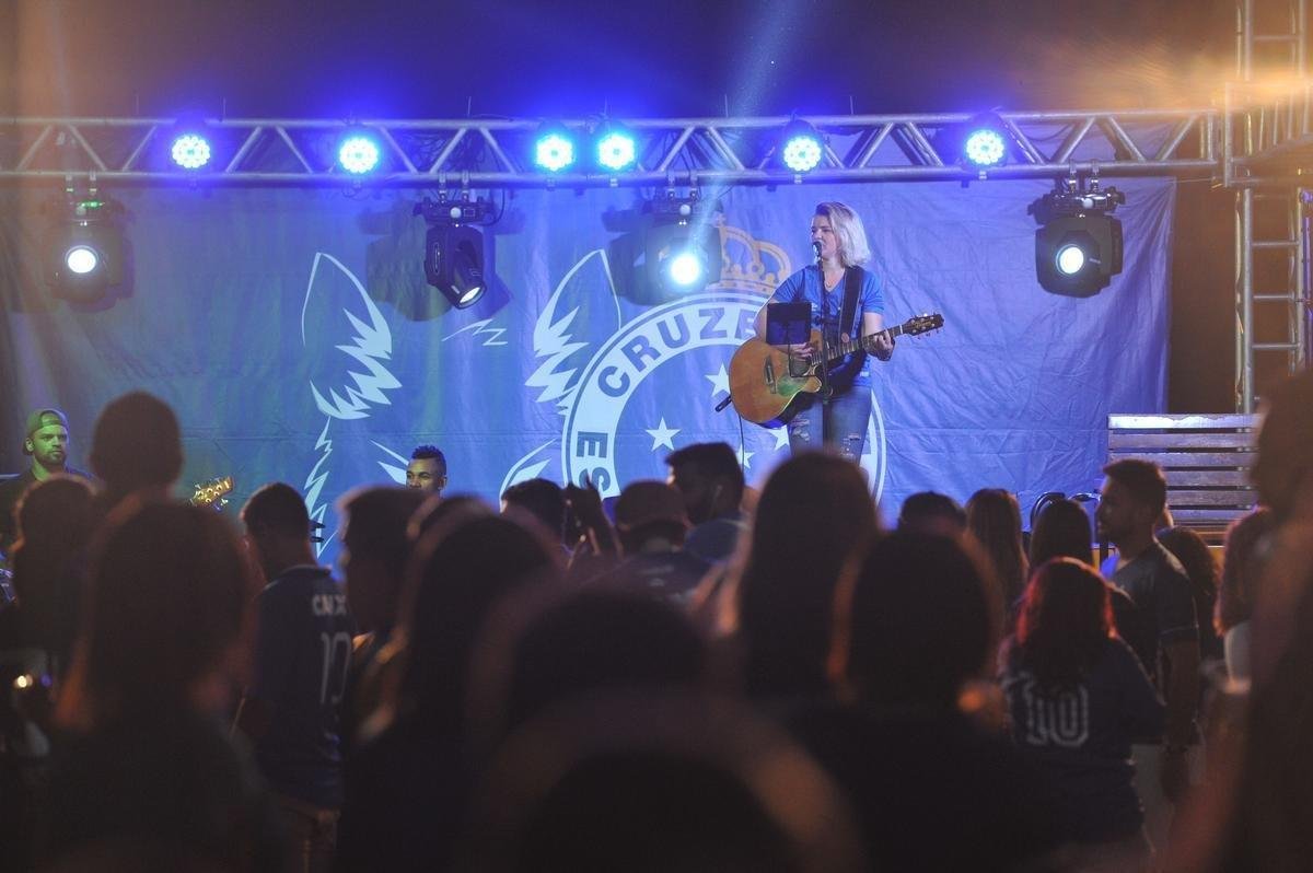 Com lanamento de uniforme e aes voltadas para o Dia Internacional da Mulher, Cruzeiro movimentou esplanada do Mineiro antes de jogo contra a URT (crdito: Juarez Rodrigues/EM D.A Press)