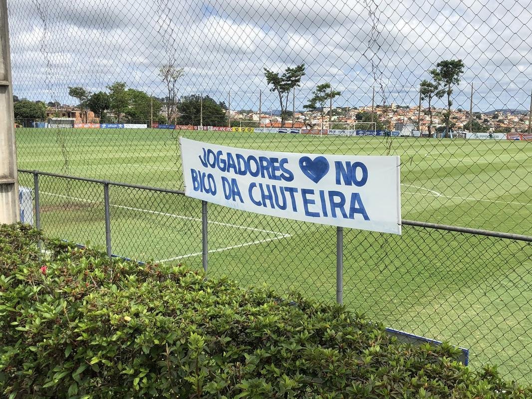 Do lado de dentro do CT, as mensagens eram de apoio ao time, que luta contra o rebaixamento