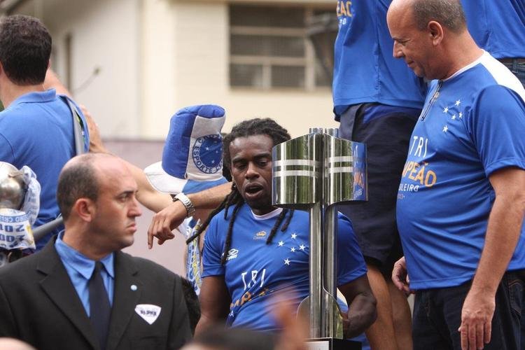 Depois de vencer o Vitria por 3 a 1 no Barrado, em Salvador, na noite de 13 de novembro de 2013, e confirmar o tricampeonato brasileiro, o Cruzeiro desembarcou em Confins numa quinta-feira e foi recebido por milhares de pessoas nas ruas de Belo Horizonte. O elenco desfilou em carro pela Avenida Antnio Carlos, pela Avenida Afonso Pena, no Centro, e foi em direo  sede do Barro Preto. Esta, sem dvida, foi a festa que envolveu o maior nmero de pessoas na capital mineira.