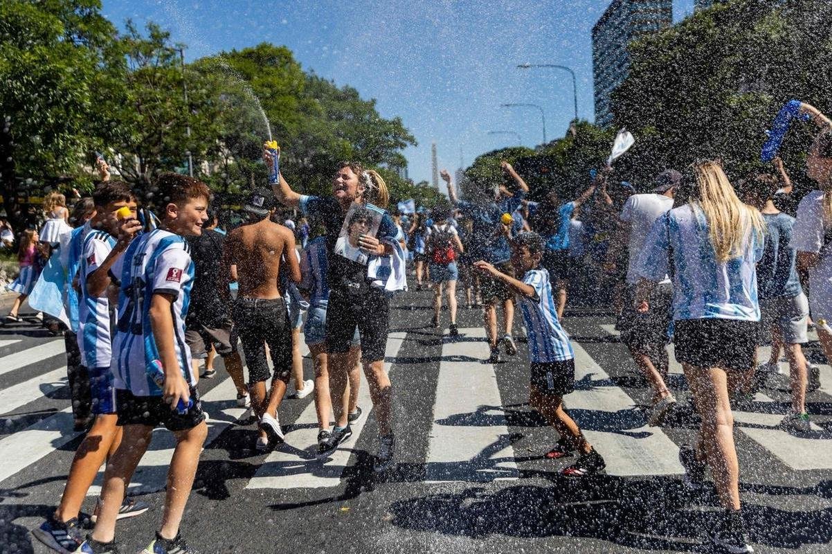 Multido festeja, no Centro de Buenos Aires, o tri mundial da Argentina conquistado na Copa do Catar