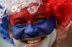 Torcedores de Camares e Srvia na partida pelo Grupo G da Copa do Mundo 