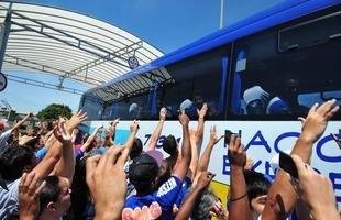 Torcida faz festa em aeroporto para receber o tricampe�o Brasileiro