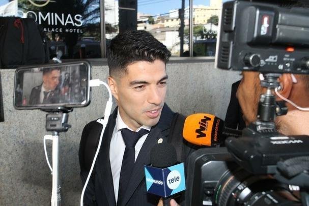 Repleta de estrelas, Seleo Uruguaia chegou a Belo Horizonte no comeo da tarde para a disputa da Copa Amrica. Cavani e Surez, as principais estrelas, mostraram muita simpatia. O meia De Arrascaeta, ex-Cruzeiro, atendeu a um f, mas passou pela imprensa sem dar entrevistas