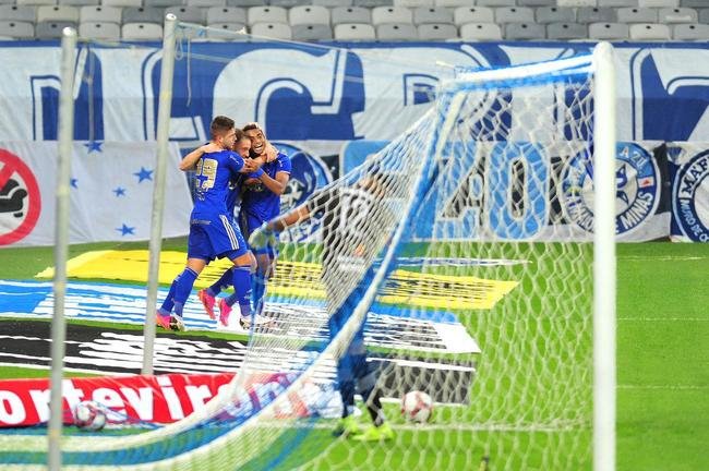 Cruzeiro e CRB se enfrentaram no Mineir�o