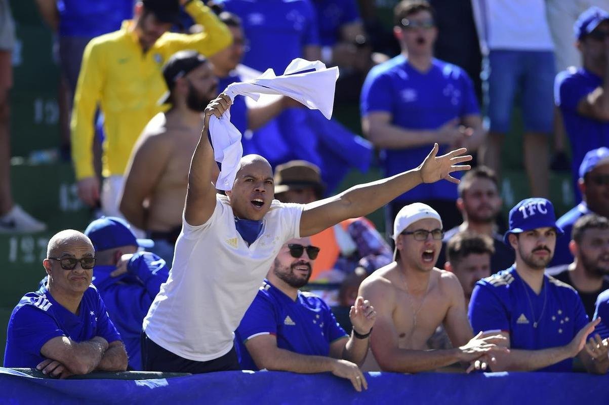 Fotos do jogo entre Guarani e Cruzeiro, no Brinco de Ouro, em Campinas, pela 17 rodada da Srie B do Campeonato Brasileiro