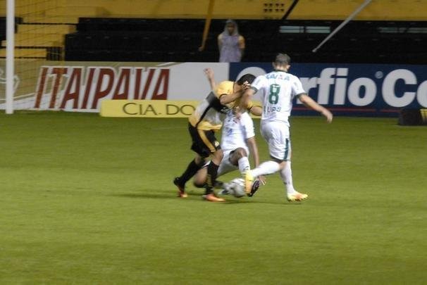 Fotos da vitria de virada do Amrica sobre o Cricima no Estdio Heriberto Hulse, em Cricima, pela Srie B