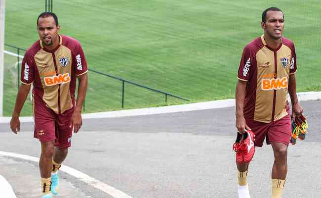 Lendas do Atlético-MG tem tabela de Ronaldinho e Reinaldo, gol de