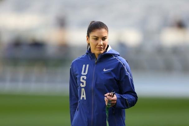 Jogadoras norte-americanas aproveitaram tempo no estdio para tirar fotos no gramado