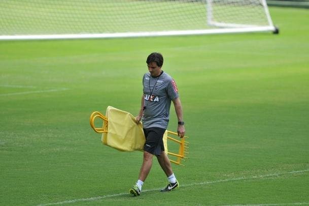 Manh desta sexta-feira foi agitada no Atltico com demisso de Oswaldo e coletiva do presidente