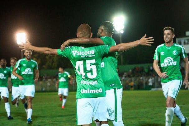 Chapecoense - corre risco de ser rebaixada à segunda divisão do Campeonato Catarinense, já que contabilizou apenas três pontos nos seis primeiros jogos (três empates e três derrotas). A única vitória em 2020 foi pela Copa do Brasil, sobre o Boavista-RJ, por 2 a 0. Nesse jogo, a Chape entrou em campo com Tiepo; Marcos Vinícius, Kadu, Derlan e Alan Ruschel; Renato, Anderson Leite e Vini Locatelli; Foguinho, Ari Moura e Aylon. A diretoria da Chape contratou o técnico Umberto Louzer para substituir Hemerson Maria, demitido em função da má campanha no estadual.