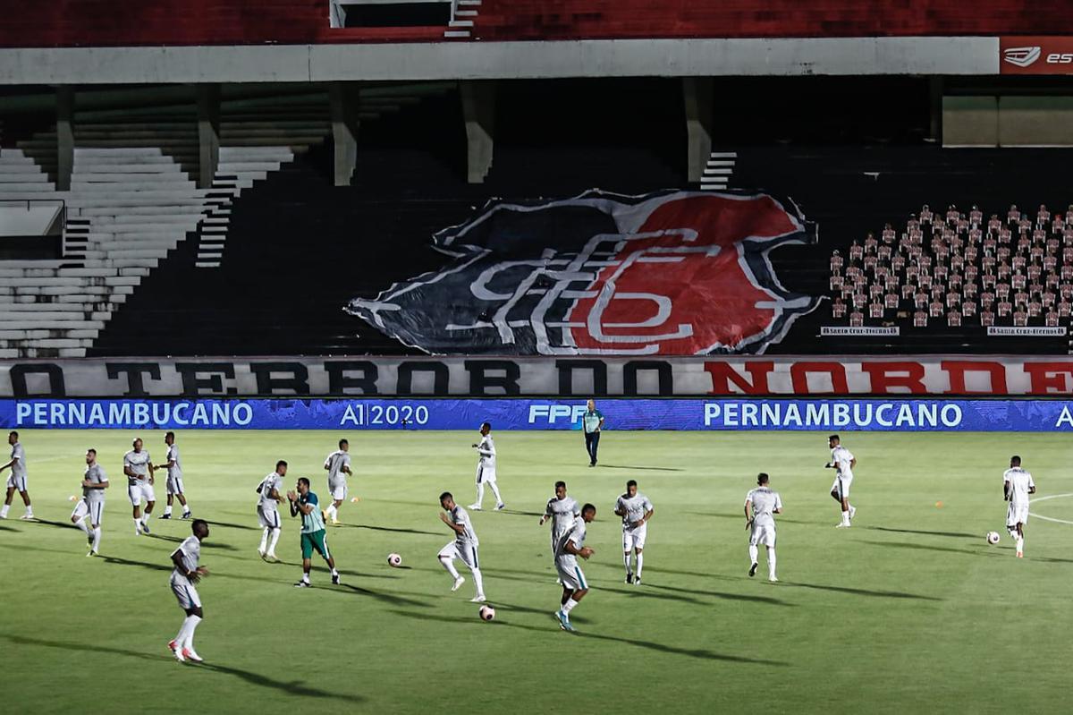 Sem torcida, devido ao protocolo de segurança contra a pandemia de Covid-19, o estádio do Arruda recebeu Santa Cruz e Salgueiro na decisão do 106º Campeonato Pernambucano, em 2020.