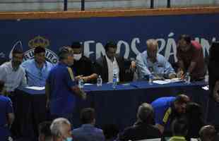 Fotos da Reunião Extraordinária para votação da venda da SAF a Ronaldo. Fenômeno compareceu ao Parque Esportivo do Barro Preto e foi muito assediado por conselheiros do clube