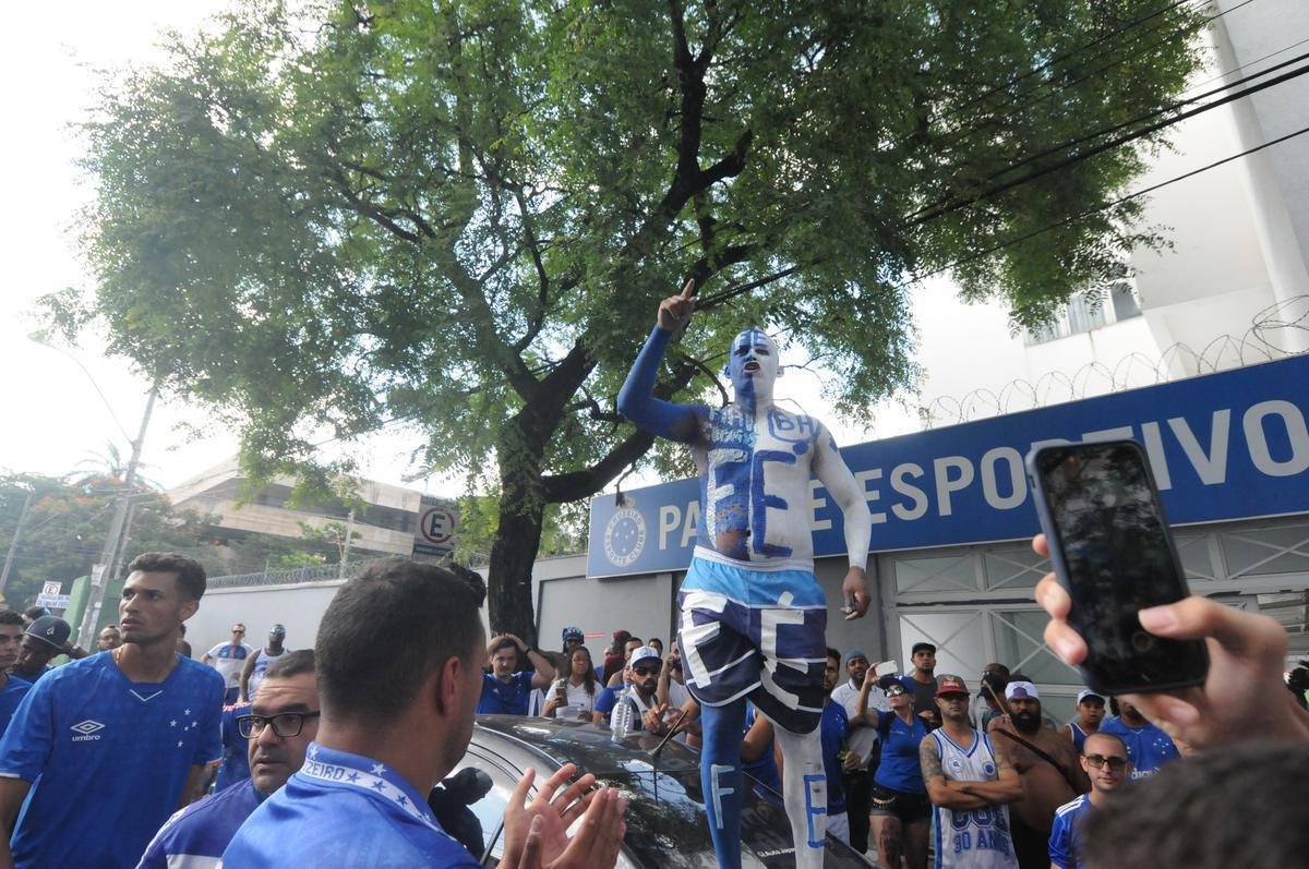 Imagens do protesto da torcida do Cruzeiro em frente ao clube social do Barro Preto