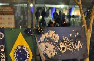 Torcida do Cruzeiro encarou frio e crise de abastecimento para apoiar o time contra o Palmeiras, no Mineiro