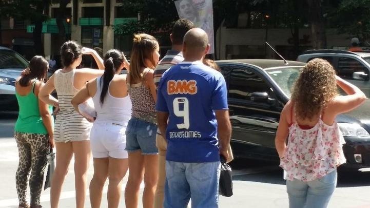 Torcedores do Cruzeiro saem às ruas com a camisa do clube, em dia de decisão