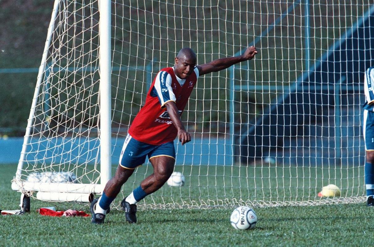 Fotos do zagueiro Joo Carlos em suas passagens pelo Cruzeiro, entre 1996 e 2001