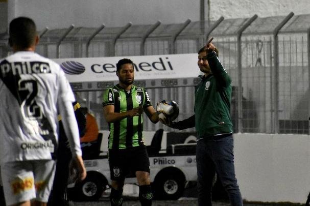 Com dois a menos durante boa parte do segundo tempo, o Coelho fez valer a superioridade numrica e bateu a Macaca por 1 a 0