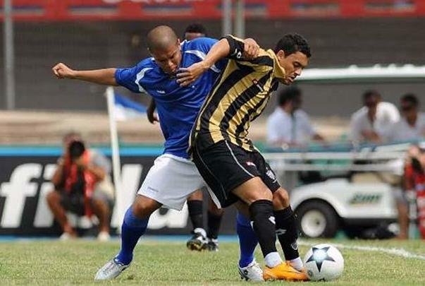 Em 2009, Cruzeiro derrotou Atlético por 4 a 2 no Estádio Centenário, em Montevidéu, pelo Torneio Internacional de Verão. Na história, esse foi o único clássico mineiro realizado fora do Brasil