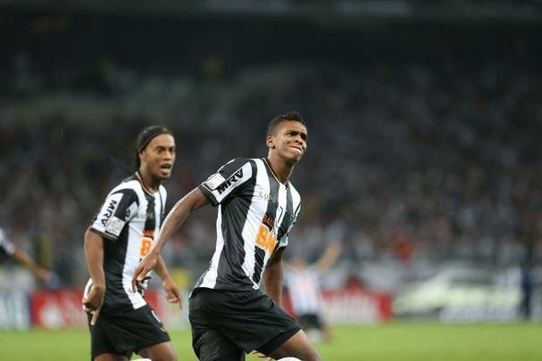 2013 - No ano do ttulo da Libertadores, J foi o artilheiro da competio e, tambm, do time. Ao todo, o atacante marcou 19 dos 127 feitos pelo Galo no ano. No Sculo XXI, foi a temporada em que o Atltico balanou as redes mais vezes