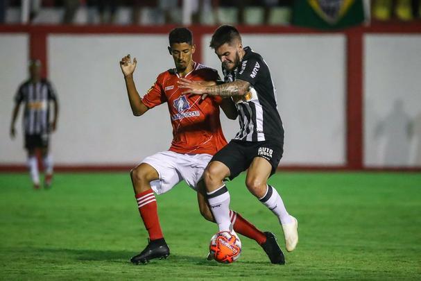 Veja imagens do jogo entre Tombense e Atltico