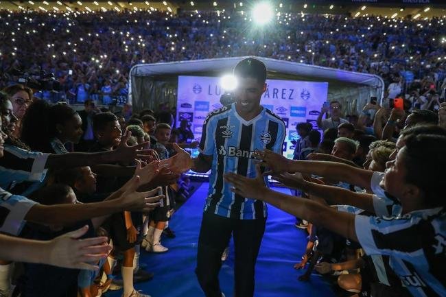 Luis Surez foi apresentado na Arena Grmio nesta quarta-feira (4/1)