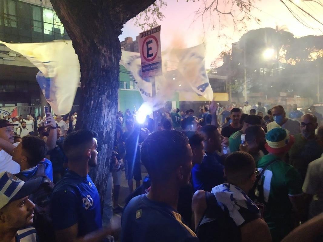 Torcida do Cruzeiro foi em peso ao Parque Esportivo do Barro Preto para fazer press�o pela aprova��o da venda da SAF a Ronaldo