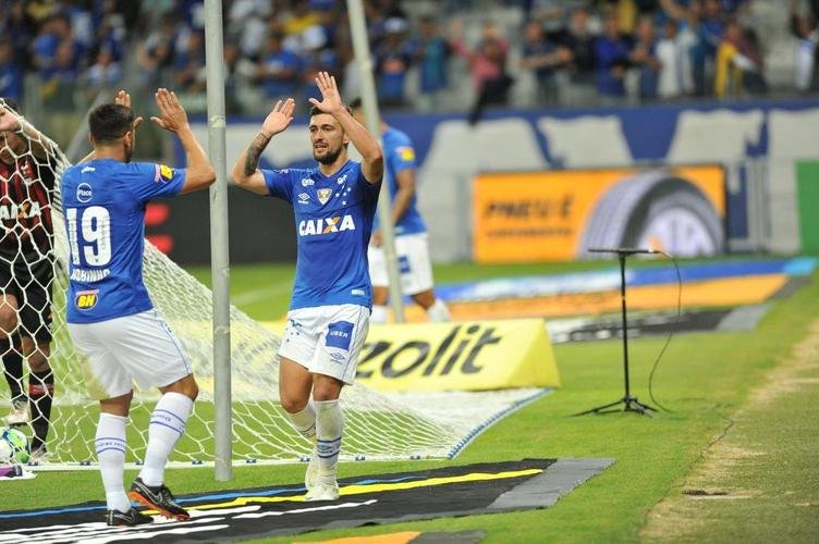 Em 2018, a camisa principal tinha o azul predominante, com um pequeno detalhes em azul escuro na parte frontal. O patch de campeo da Copa do Brasil foi atualizado, j que, novamente, a equipe conquistou o torneio. 