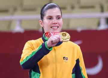 Atleta se tornou a primeira brasileira a atingir o feito na modalidade nos Jogos Paralímpicos
