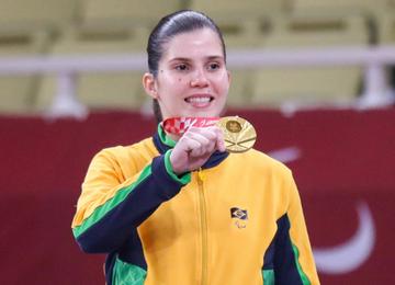 Atleta se tornou a primeira brasileira a atingir o feito na modalidade nos Jogos Paralímpicos
