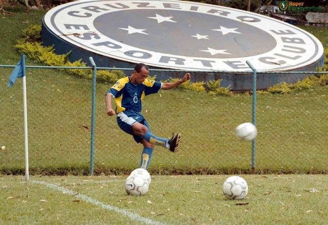 Volante Ricardinho, jogador que mais conquistou ttulos pelo Cruzeiro (15), na Toca da Raposa I, em 2000