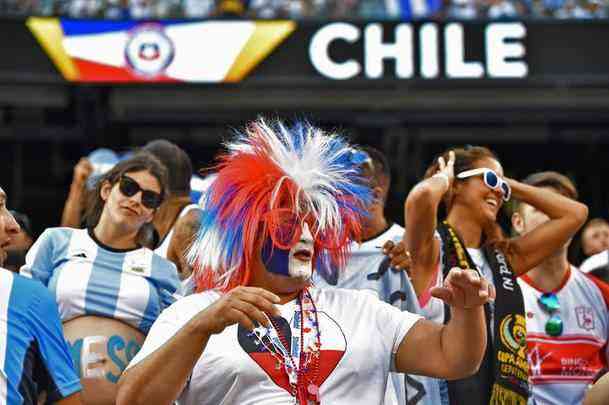 Caracterizados, torcedores de Chile e Argentina comparecem em bom nmero em Nova Jersey 