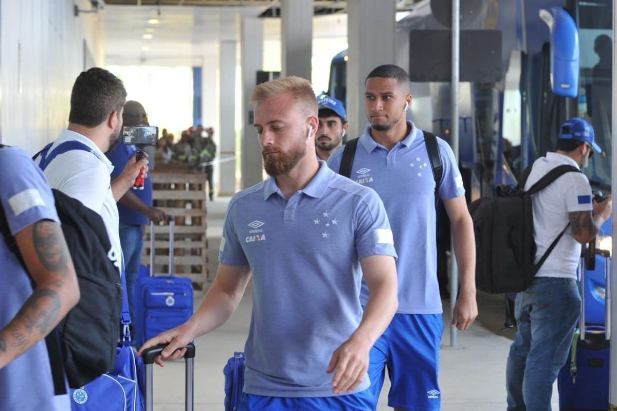 Jogadores do Cruzeiro embarcaram no Aeroporto de Confins, na tarde desta tera-feira, para duelo decisivo contra o Corinthians, em So Paulo, pela final da Copa do Brasil