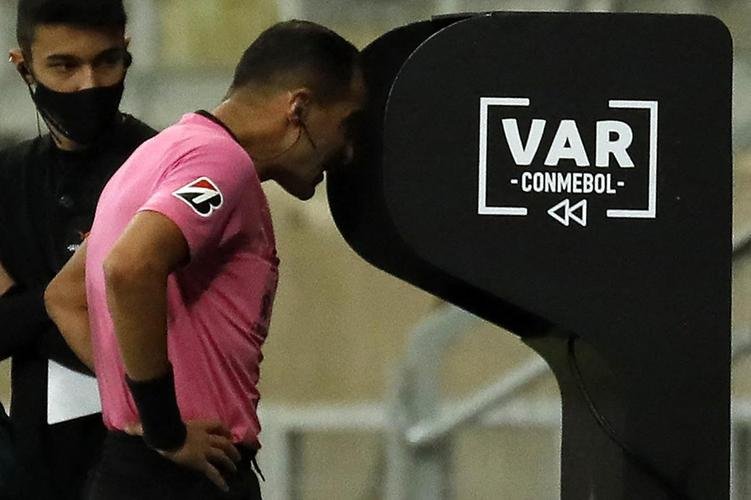 rbitro Esteban Ostojich anulou gol do Boca, marcado por Weigandt, por impedimento de Gonzlez