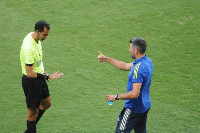 Cruzeiro goleou URT por 3 a 0 no Independncia com gols de Thiago, Machado e Edu em sua estreia no Mineiro. Ronaldo, dono da SAF, assistiu  partida no Horto. Duelo marcou estreia do tcnico uruguaio Paulo Pezzolano