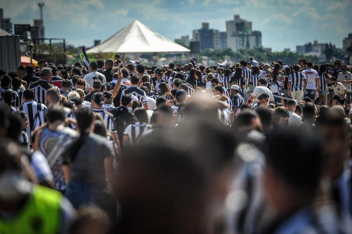 Torcida do Atltico chegou animada ao Mineiro para o jogo da taa, contra o RB Bragantino. Dia de festejar com o time o ttulo do Campeonato Brasileiro de 2021