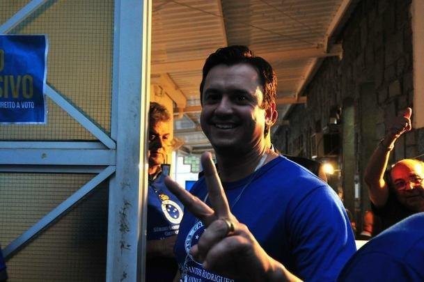 Fotos da eleio presidencial no Cruzeiro. Parque esportivo do Barro Preto, em BH, esteve lotado durante tarde e noite desta segunda-feira. Srgio Rodrigues mostra otimismo durante pleito