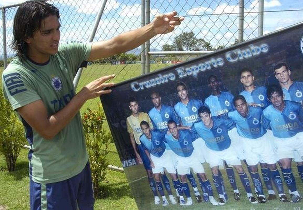 Na Toca II, com o pster do time
