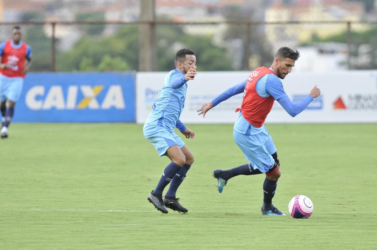 Mano Menezes montou Cruzeiro que deve encarar o Villa Nova no sbado e promoveu trs mudanas em relao ao ltimo jogo: Murilo entrou na vaga de Leo, Egdio no lugar de Marcelo Hermes e Robinho deu lugar a Ariel Cabral