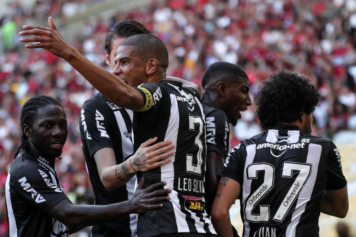 Leonardo Silva, de cabeça, empatou para o Atlético aos 22 do primeiro tempo: Flamengo 1 x 1 Atlético