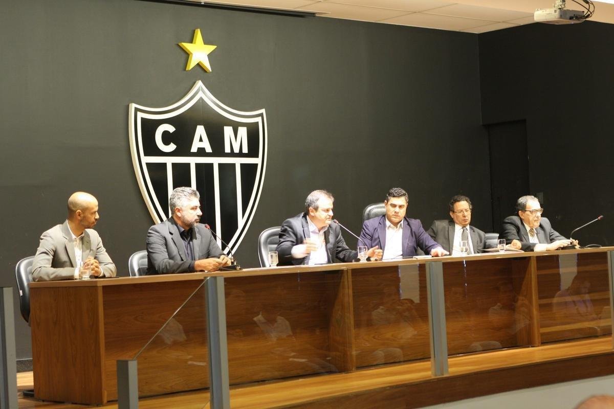 Veja imagens da entrevista coletiva de Srgio Sette Cmara