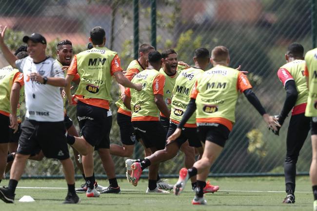 Com seriedade, mas tambm descontrao, o Atltico treinou sob sol forte na manh desta sexta-feira (21), na Cidade do Galo, em Vespasiano. Este foi o quinto dia de pr-temporada para o clube mineiro em 2022, sob o comando do tcnico argentino Antonio 'El Turco' Mohamed. Novas baixas, o volante Allan e o atacante Keno testaram positivo para COVID-19 e no participaram das atividades (ambos cumprem perodo de sete dias de isolamento social).