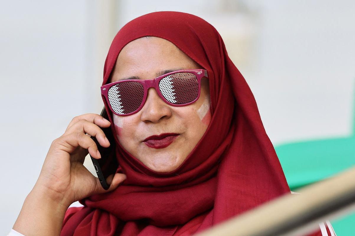 Torcedores de Catar e Senegal nas arquibancadas do Estdio Al Thumama