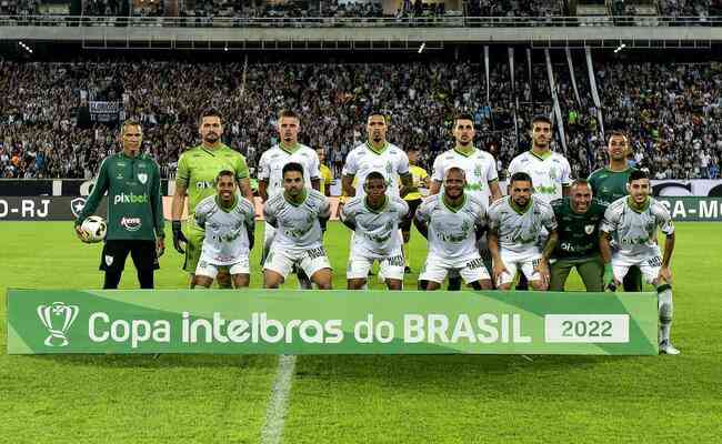 Jogadores do América antes da partida contra o Botafogo, no Nilton Santos, pela Copa do Brasil, ser iniciada