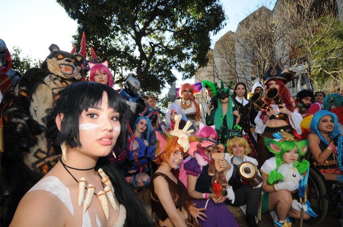 Equipes paiN Gaming e Team oNe duelam no Mineirinho para saber quem ser o vencedor do Campeonato Brasileiro de League of Legends (CBLoL), game de computador que virou febre no mundo inteiro. Durante o evento, cosplayers so uma das atraes, que chamam a ateno dos fs.
