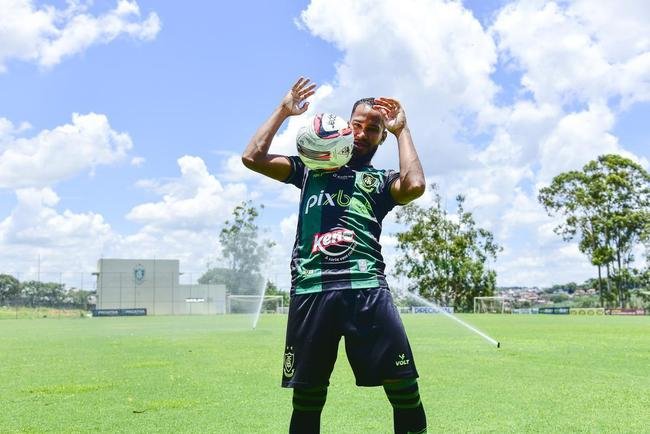 Atacante Everaldo foi apresentado nesta quinta-feira (19) como novo refor�o do Am�rica para a temporada de 2022