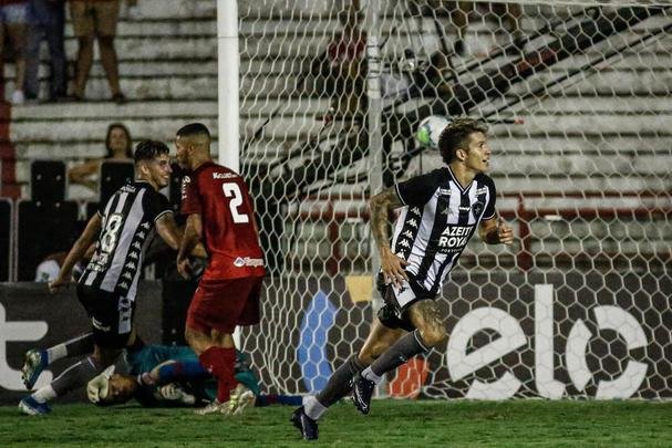 Já no segundo tempo, o jogo foi mais equilibrado. Com as mudanças feitas pelo técnico Paulo Autuori, o Botafogo empatou com gol de Bruno Nazário. Náutico teve chances de marcar o segundo gol com Jorge Henrique e Erick em chances claras, mas ambos perderam os lances.