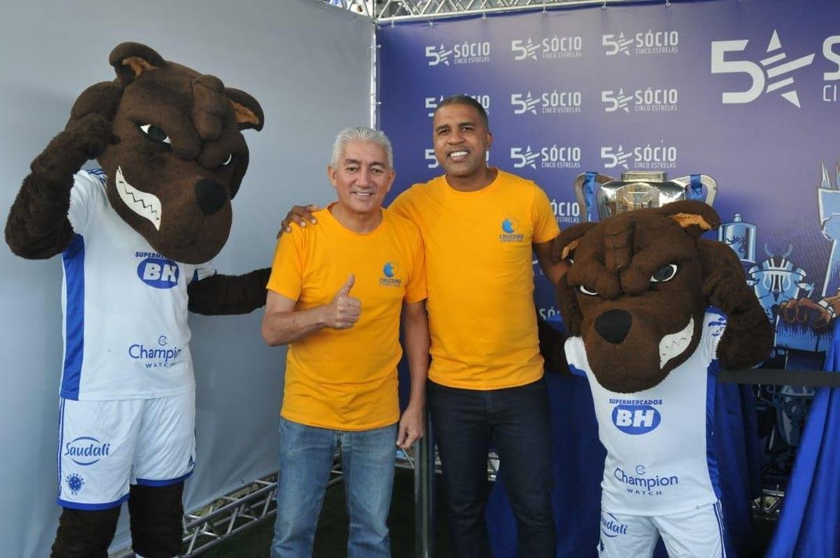 Os ex-laterais-esquerdos Nonato e Leandro durante a Caravana do Cruzeiro